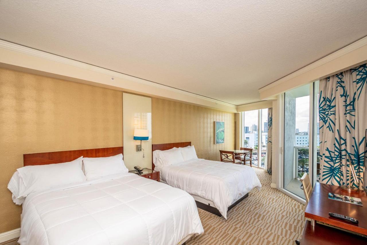 Trump Intl 2 Bedroom Apartment 1600 Sqf Ocean And Bay View ซันนีไอลส์บีช ภายนอก รูปภาพ