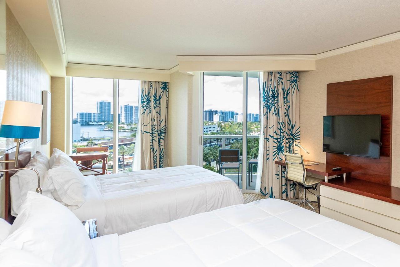 Trump Intl 2 Bedroom Apartment 1600 Sqf Ocean And Bay View ซันนีไอลส์บีช ภายนอก รูปภาพ