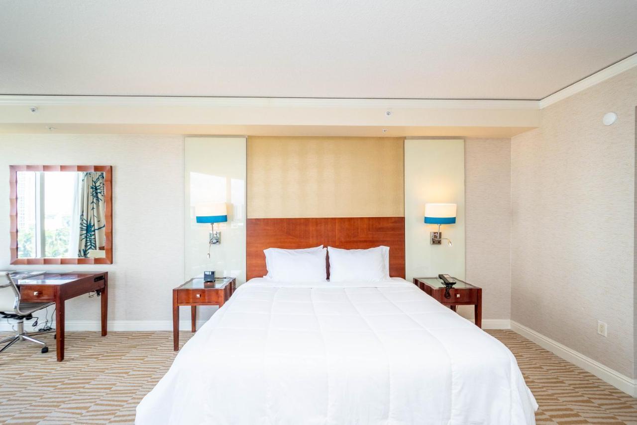 Trump Intl 2 Bedroom Apartment 1600 Sqf Ocean And Bay View ซันนีไอลส์บีช ภายนอก รูปภาพ