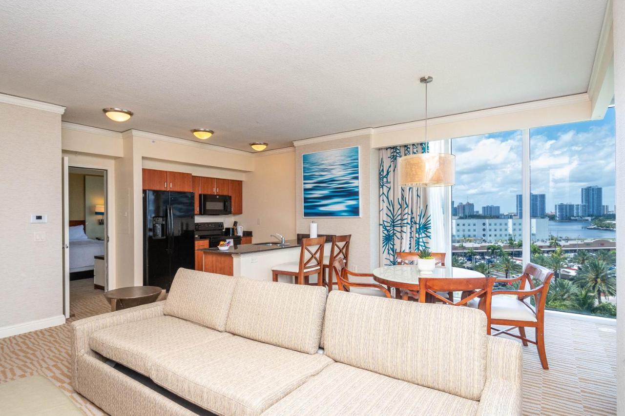 Trump Intl 2 Bedroom Apartment 1600 Sqf Ocean And Bay View ซันนีไอลส์บีช ภายนอก รูปภาพ