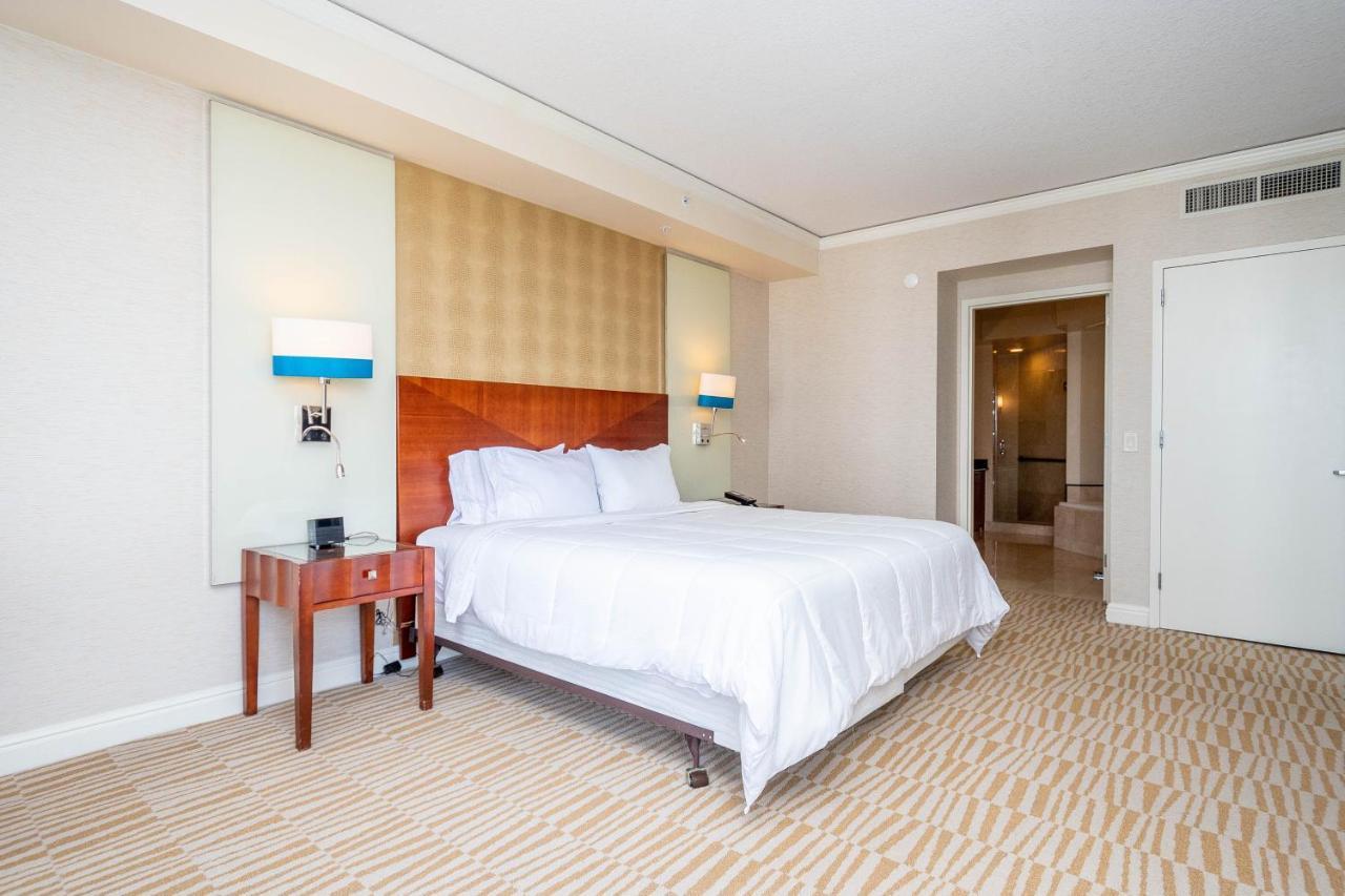 Trump Intl 2 Bedroom Apartment 1600 Sqf Ocean And Bay View ซันนีไอลส์บีช ภายนอก รูปภาพ