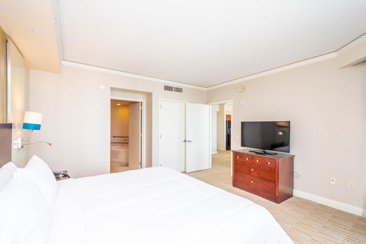Trump Intl 2 Bedroom Apartment 1600 Sqf Ocean And Bay View ซันนีไอลส์บีช ภายนอก รูปภาพ