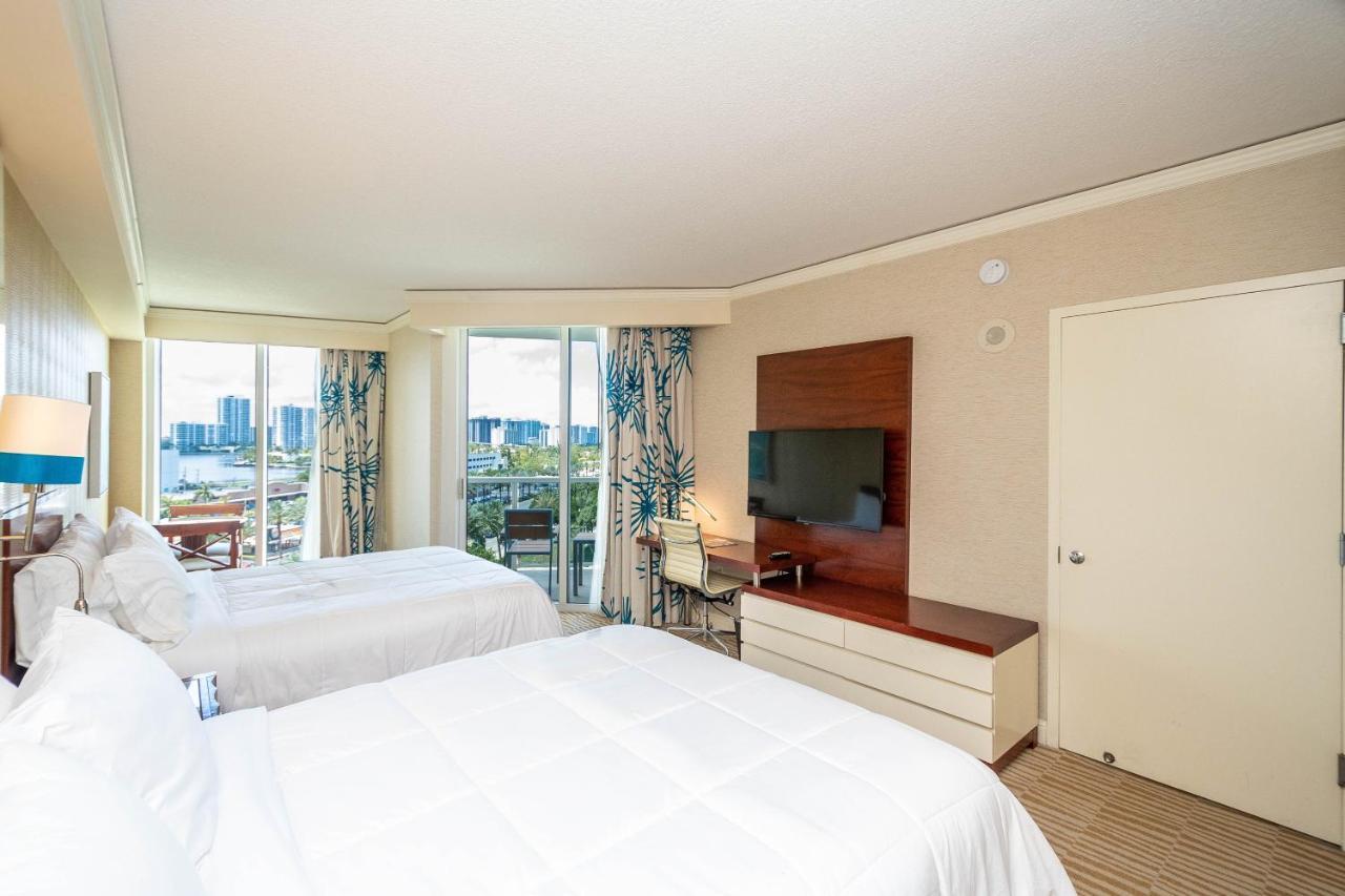 Trump Intl 2 Bedroom Apartment 1600 Sqf Ocean And Bay View ซันนีไอลส์บีช ภายนอก รูปภาพ