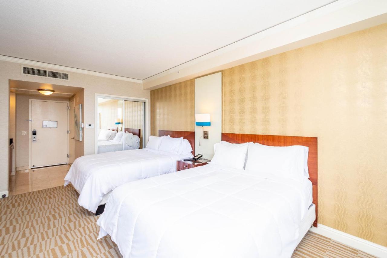 Trump Intl 2 Bedroom Apartment 1600 Sqf Ocean And Bay View ซันนีไอลส์บีช ภายนอก รูปภาพ